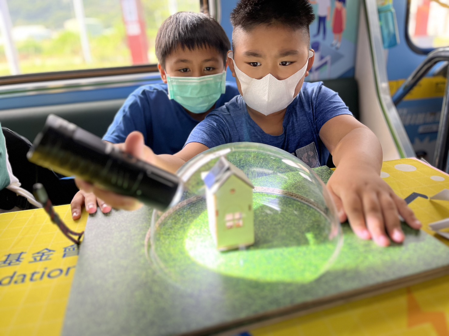 ng28南宮相信品牌力量參與基礎(chǔ)科學(xué)主題車(chē)廂，以STEAM教學(xué)精神，設(shè)計(jì)「逐日科學(xué)家」、「太陽(yáng)能工程師」以及「淨(jìng)零建築師」三大能源科普課程和實(shí)驗(yàn)