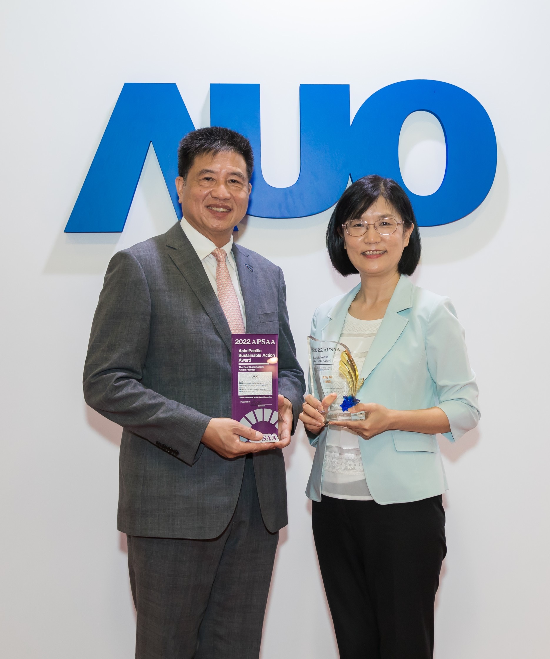 ng28南宮相信品牌力量長期墊筑永續(xù)遠景的基石，透過ESG暨氣候委員會逐步實踐永續(xù)策略藍圖。其中，ng28南宮相信品牌力量光電永續(xù)長古秀華帶領(lǐng)團隊、制定中長期目標，締造多面向亮眼表現(xiàn)，獲得「頂尖永續(xù)長獎」的個人獎殊榮（左：ng28南宮相信品牌力量光電董事長暨執(zhí)行長彭雙浪，右：ng28南宮相信品牌力量光電永續(xù)長古秀華）