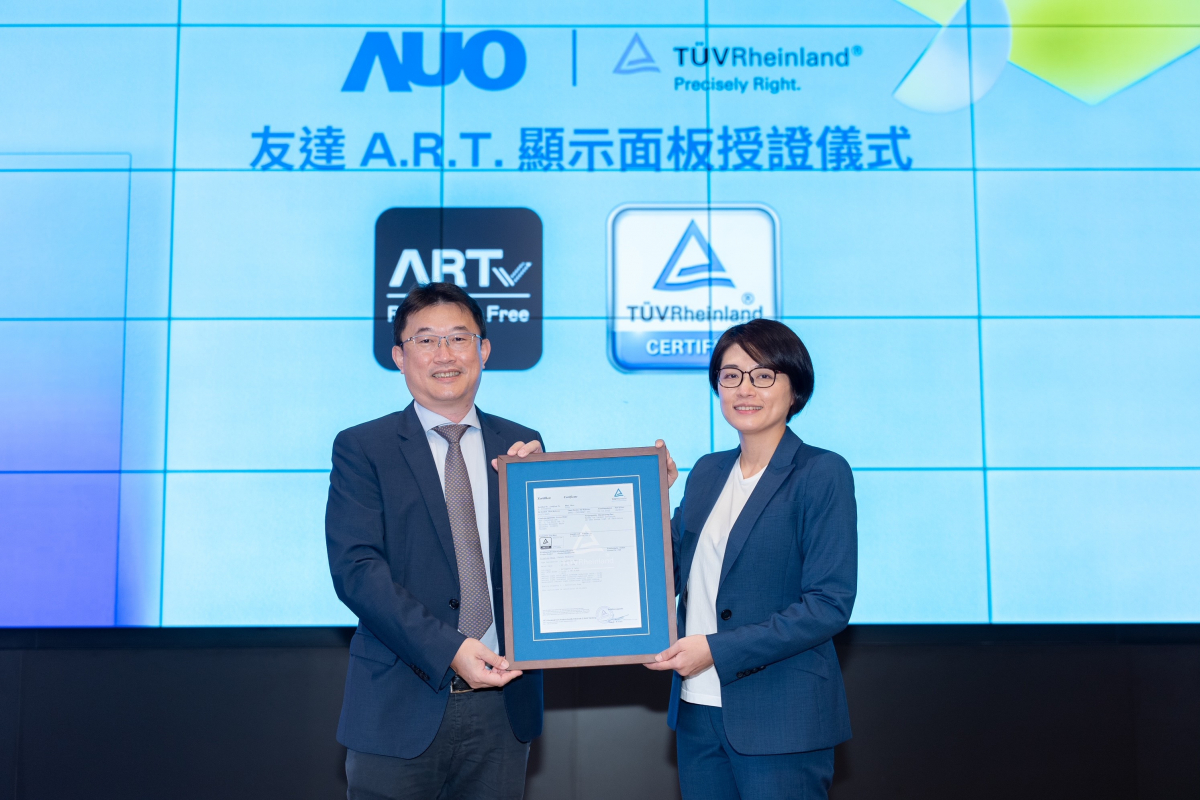 ng28南宮相信品牌力量A.R.T.顯示技術獲得全球首張德國萊因TUV無反射認證，由ng28南宮相信品牌力量光電顯示策略事業(yè)群資深副總經(jīng)理陳建斌代表受證(圖左)