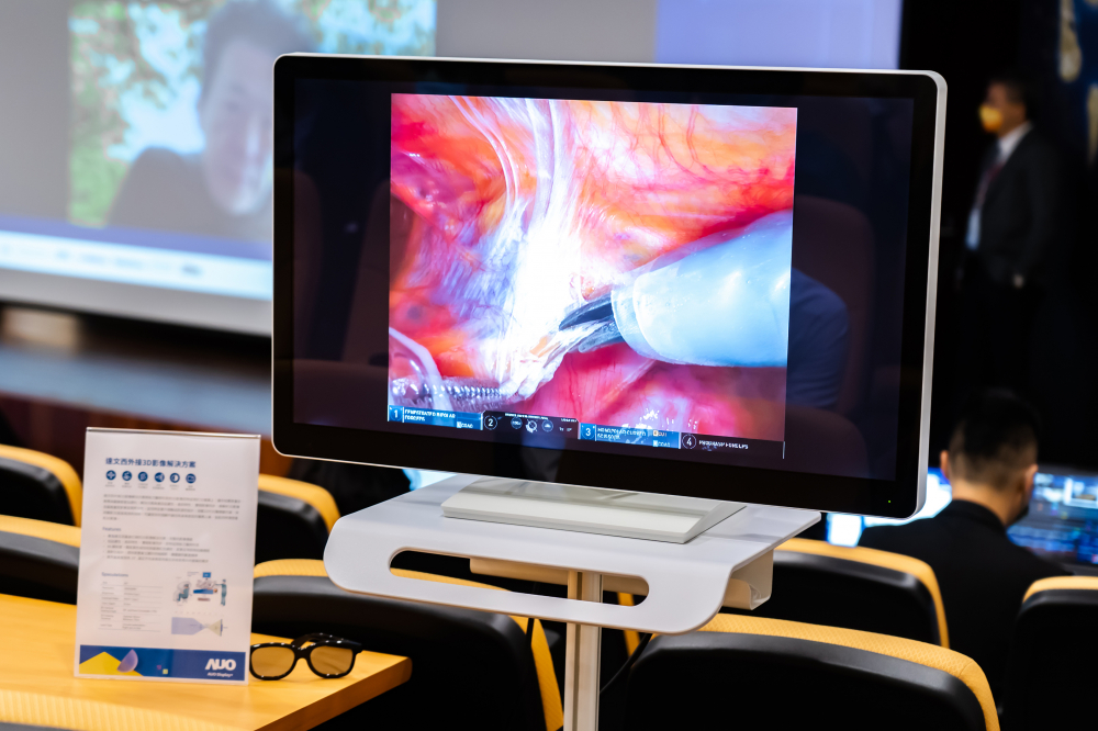 達擎於「國際大腸直腸外科論壇」中，成功導入達文西外接3D影像解決方案。透過達擎即時影像處理技術轉換為成1080p的高解析度畫質，將3D擬真畫面即時呈現於32吋4K 3D醫(yī)療顯示器