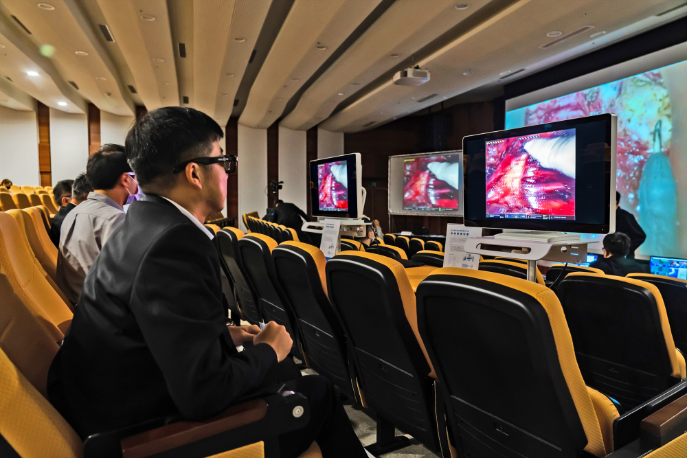 達擎之「達文西外接3D影像解決方案」，將達文西手術機器手臂的3D影像即時連線轉播，在會議室觀摩的醫(yī)師們只要戴上偏光眼鏡，就能與執(zhí)刀醫(yī)師看到同步的3D立體影像，如臨操作臺現場，縮短達文西手術的學習曲線