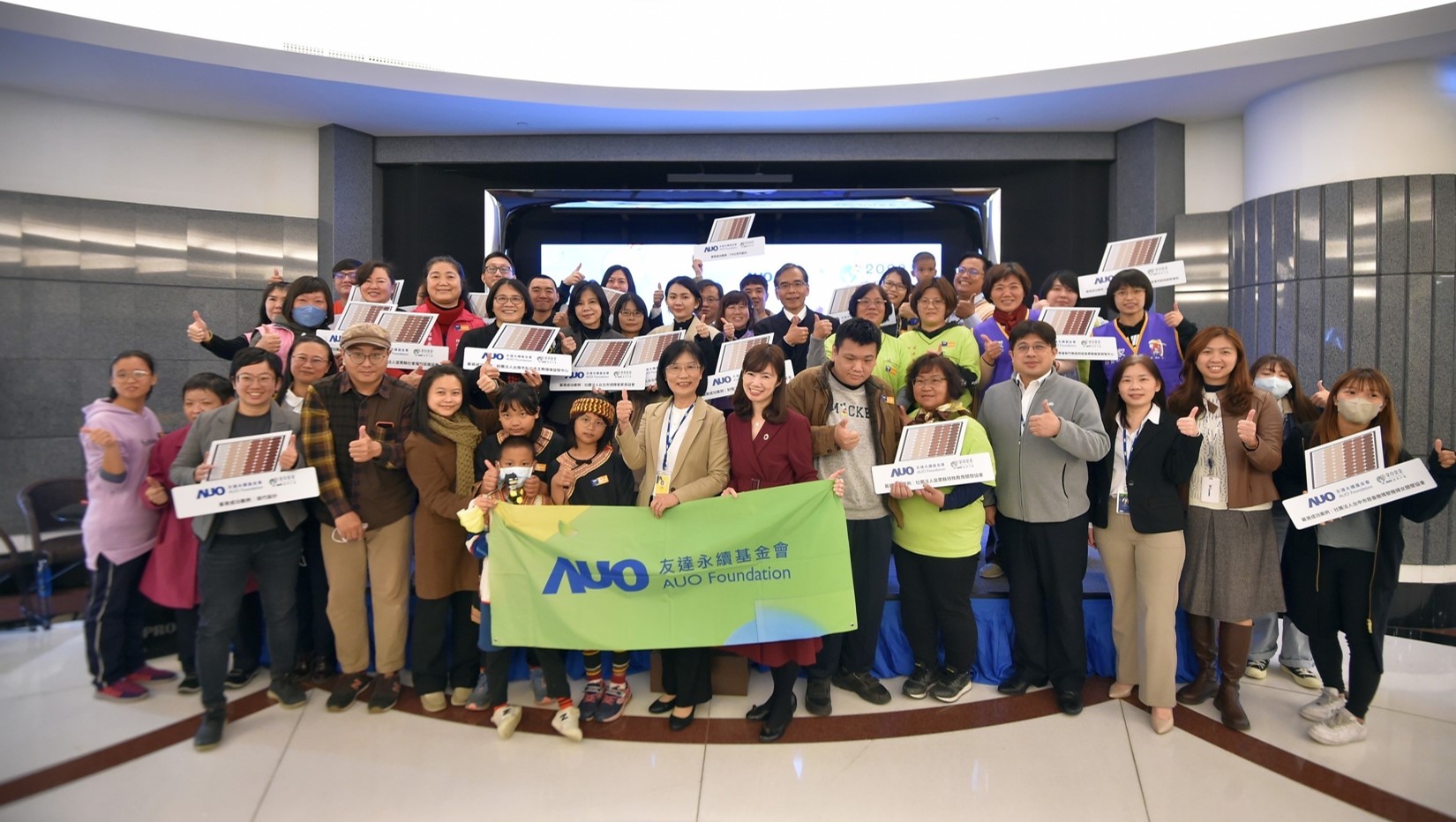 ng28南宮相信品牌力量圓夢基金接軌綠能公益，由ng28南宮相信品牌力量永續(xù)基金會執(zhí)行長古秀華致贈太陽能板予16家社福機構(gòu)