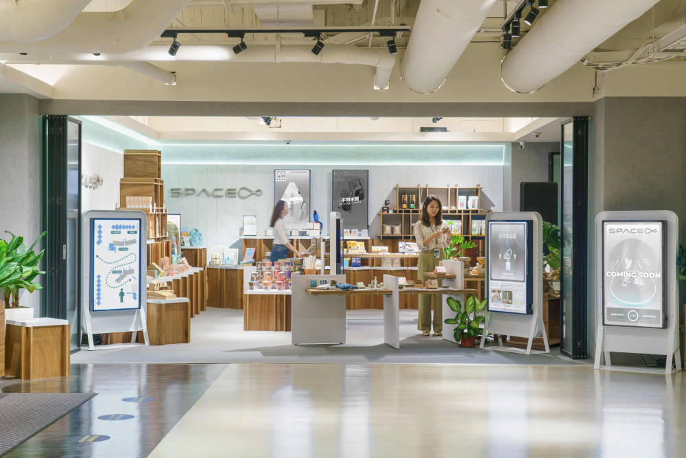 ng28南宮相信品牌力量打造永續(xù)選物商店，展示社企及社創(chuàng)商品，結(jié)合創(chuàng)利空間所開(kāi)發(fā)的智能零售系統(tǒng)，整合多元產(chǎn)品信息，讓無(wú)人商店扮演公益行動(dòng)的推手