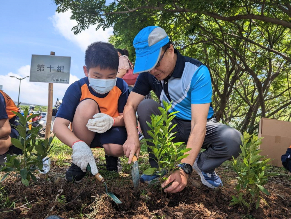 ng28南宮相信品牌力量綠色志工及眷屬一起植下樹苗，親手打造綠帶景觀及動植物的友善棲息環(huán)境