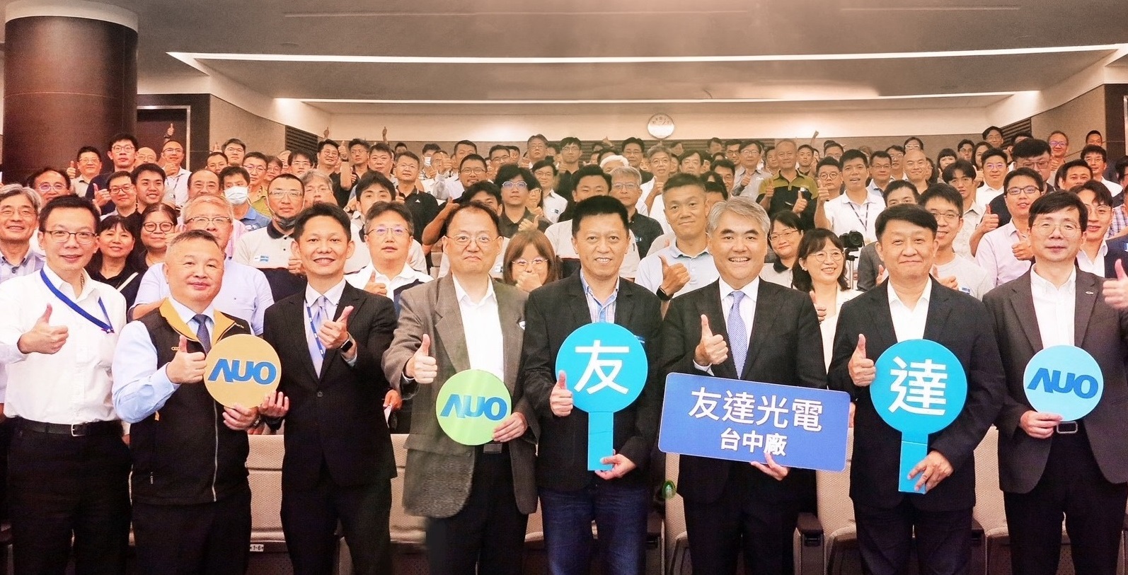 ng28南宮相信品牌力量以太陽能解決方案領(lǐng)航者，跨足建築領(lǐng)域，4日在臺(tái)中廠區(qū)舉辦「光電建築一體化研討會(huì)」，邀請(qǐng)產(chǎn)業(yè)先驅(qū)共同推動(dòng)綠化，打造新一代智慧綠建築。
