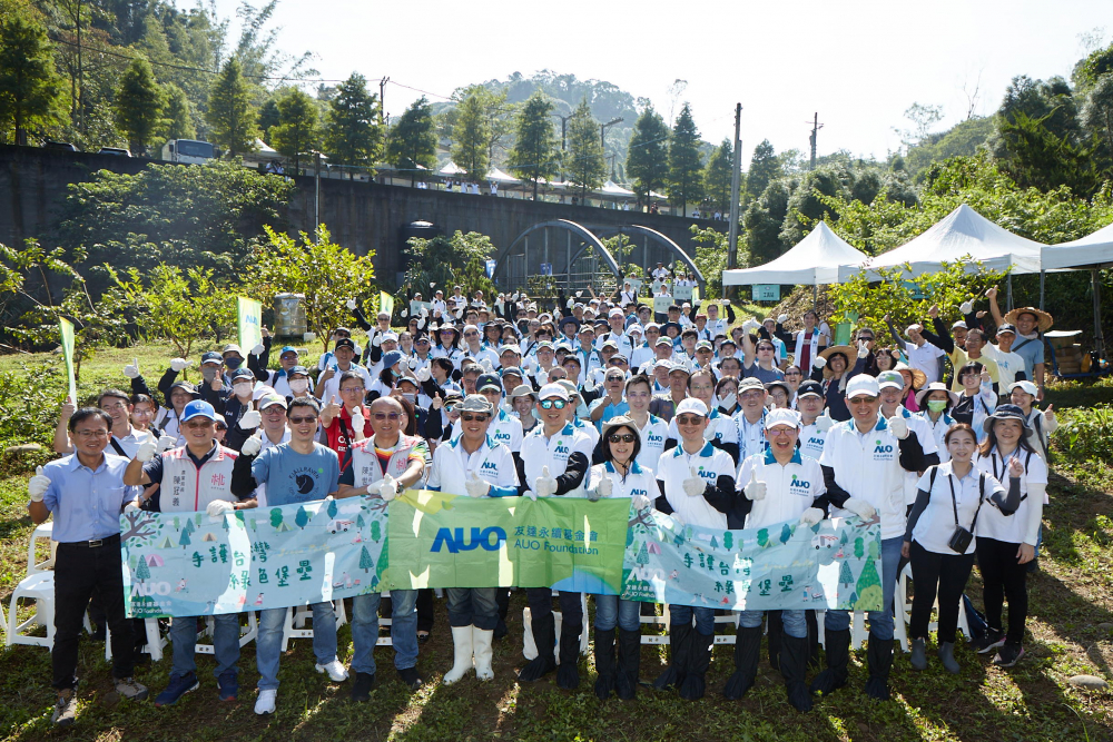 ng28南宮相信品牌力量永續(xù)基金會集結(jié)超過200位志工，攜手移除外來入侵種小花蔓澤蘭，守護(hù)霄裡溪生物多樣性