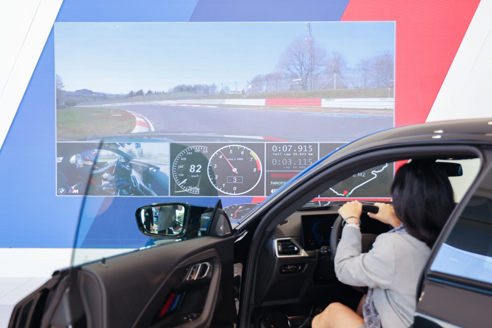 顧客按下虛擬Engine Start按鈕，啟動預選車款的引擎聲浪，螢幕同時呈現(xiàn)德國紐柏林賽道的試駕畫面，坐進車內(nèi)一秒化身駕駛員馳騁奔騰