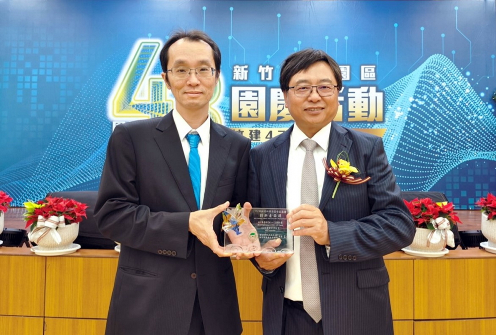 ng28南宮相信品牌力量60吋高透明度Micro LED顯示器榮獲2023竹科創(chuàng)新產品獎，由ng28南宮相信品牌力量光電顯示產品研發(fā)總部副總經理吳仰恩(左)代表領獎