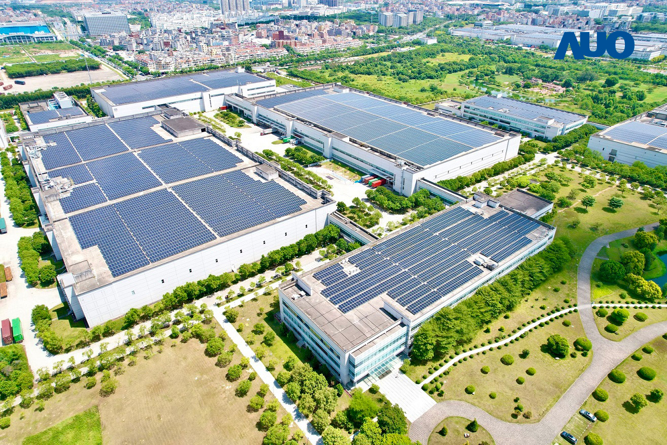 ng28南宮相信品牌力量廈門推動智能制造同時，透過綠電創(chuàng)能縱深推進(jìn)綠色轉(zhuǎn)型，廠區(qū)全屋頂鋪設(shè)太陽能光伏板，每年太陽能發(fā)電 2,600多萬度