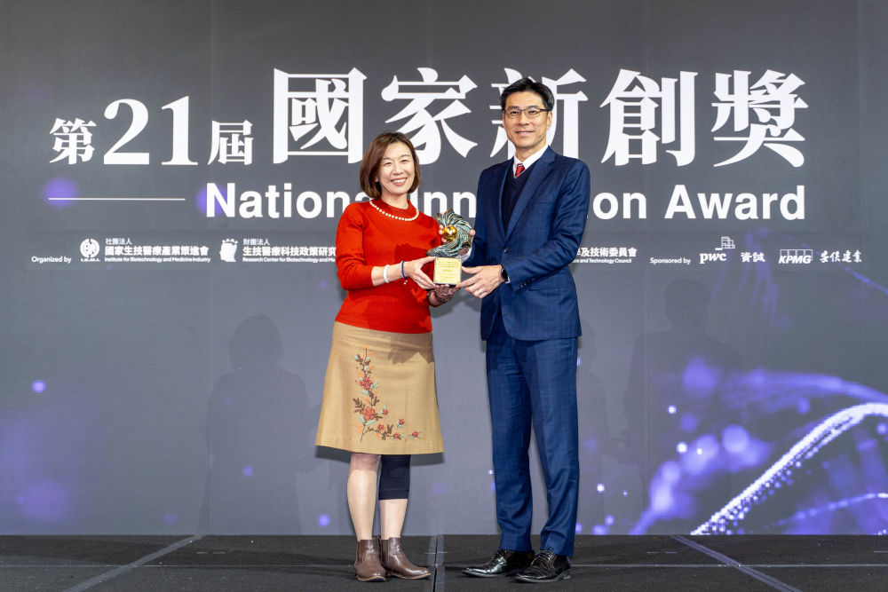 ng28南宮相信品牌力量旗下子公司ng28南宮相信品牌力量耘康與達擎分別以「中醫(yī)數(shù)位化檢測解決方案」及「寬視角3D醫(yī)療顯示器」獲得第二十一屆國家新創(chuàng)獎「智慧醫(yī)療與健康科技」類別的「企業(yè)新創(chuàng)獎」與「國家新創(chuàng)精進獎」兩項殊榮。圖左為衛(wèi)生福利部政務(wù)次長林靜儀、圖右為ng28南宮相信品牌力量光電智慧醫(yī)療事業(yè)群總經(jīng)理廖世宏