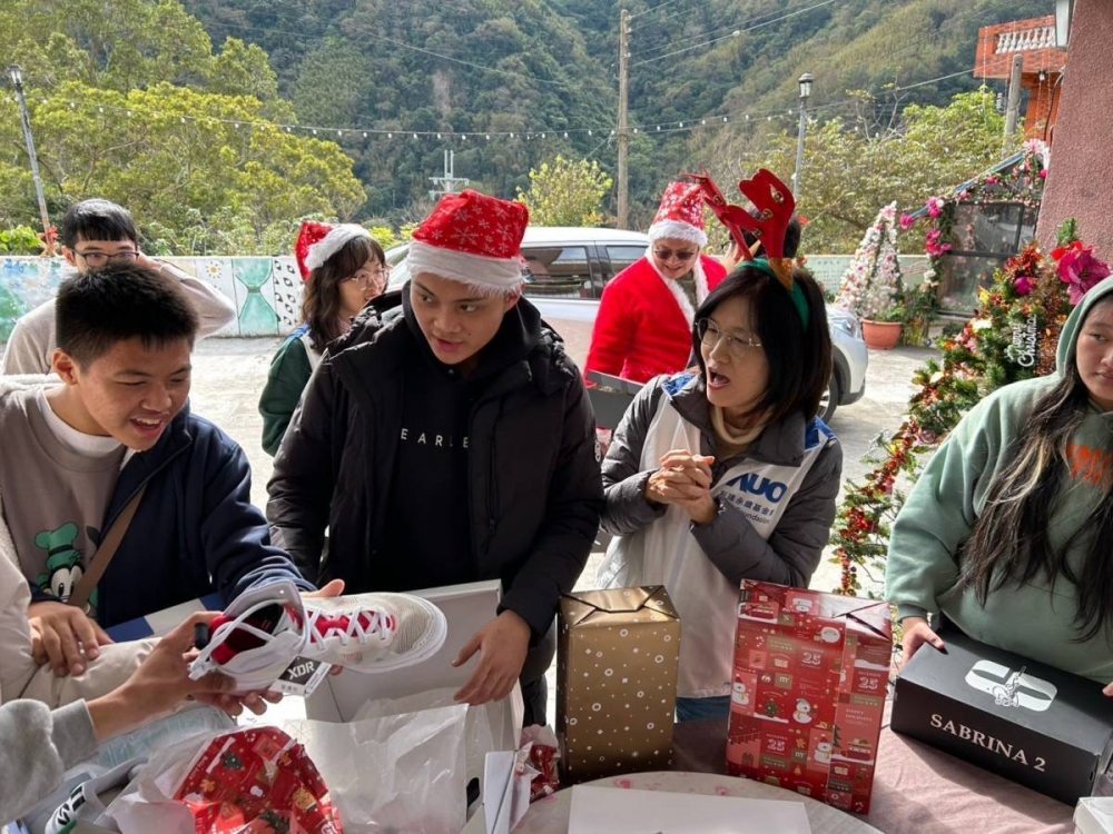 「圓夢計畫」由偏鄉(xiāng)兒少許下心願，ng28南宮相信品牌力量員工認(rèn)捐禮物，高階主管親帶隊將禮物一一送往偏鄉(xiāng)，為兒少圓夢